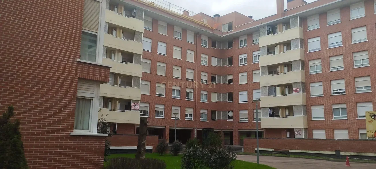 Kuchyně; kuchyňské spotřebiče, dřevěná podlaha, přirozené světlo, moderní styl