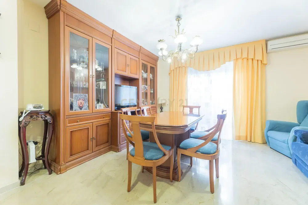 Keuken; keukenapparatuur, houten vloer, natuurlijk licht, moderne stijl