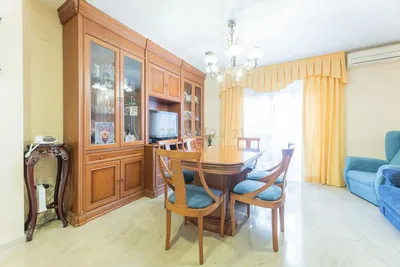 Keuken; keukenapparatuur, houten vloer, natuurlijk licht, moderne stijl