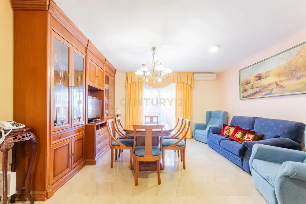 Keuken; keukenapparatuur, houten vloer, natuurlijk licht, moderne stijl