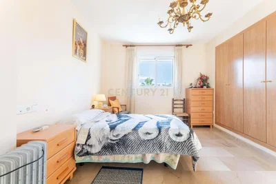 Kuchyně; kuchyňské spotřebiče, dřevěná podlaha, přirozené světlo, moderní styl