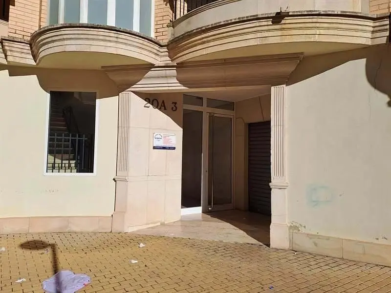 Cuisine; électroménager, parquet, lumière naturelle, style moderne