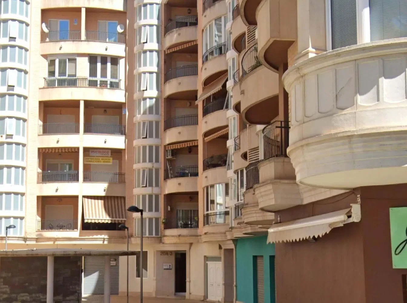 Kuchyňa; kuchynské spotrebiče, drevená podlaha, prirodzené svetlo, moderný štýl