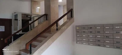 Mutfak; mutfak aletleri, ahşap zemin, doğal ışık, modern stil