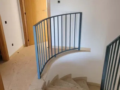 Küche; küchengeräte, holzboden, tageslicht, moderner stil