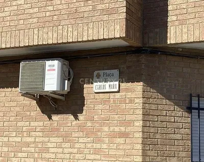 Kuchyňa; kuchynské spotrebiče, drevená podlaha, prirodzené svetlo, moderný štýl