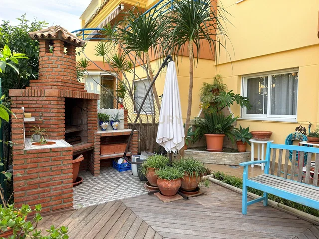 Küche; küchengeräte, holzboden, tageslicht, moderner stil