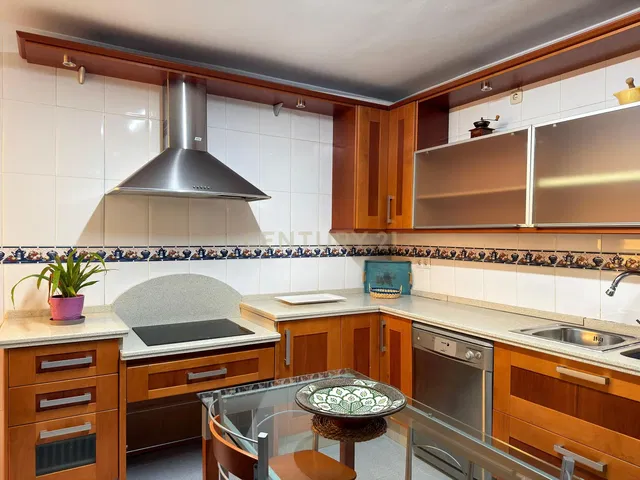 Küche; küchengeräte, holzboden, tageslicht, moderner stil