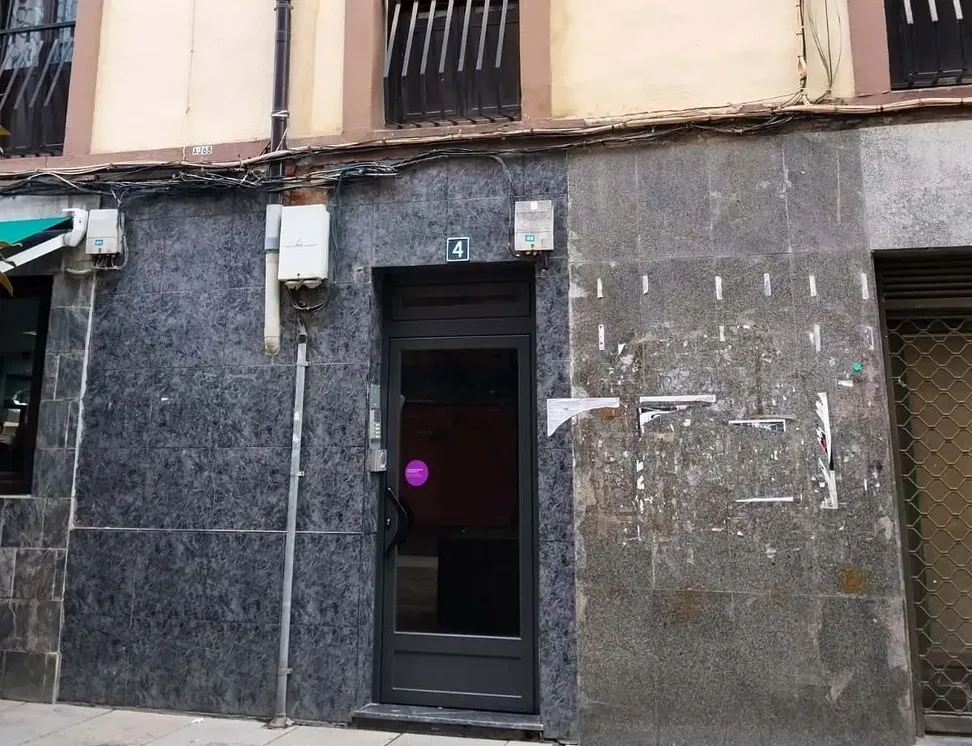 Kuchyňa; kuchynské spotrebiče, drevená podlaha, prirodzené svetlo, moderný štýl