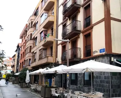 Kuchyňa; kuchynské spotrebiče, drevená podlaha, prirodzené svetlo, moderný štýl