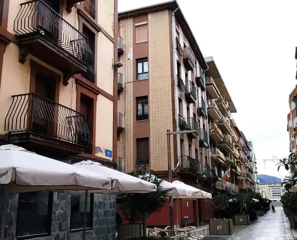 غرفة معيشة; أرضية خشبية, ضوء طبيعي, أسلوب عصري