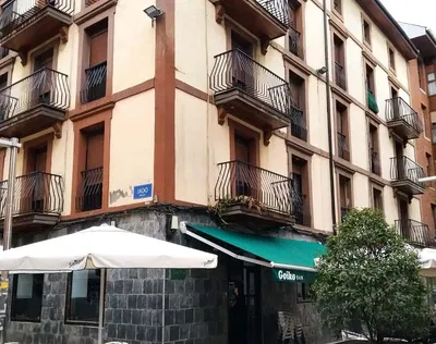 Kuchyňa; kuchynské spotrebiče, drevená podlaha, prirodzené svetlo, moderný štýl