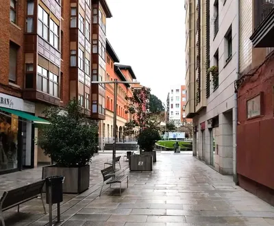 Küche; küchengeräte, holzboden, tageslicht, moderner stil