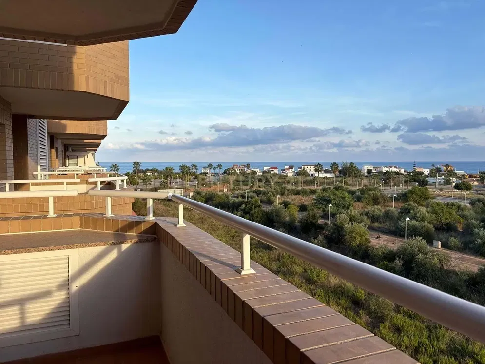 Cuisine; électroménager, parquet, lumière naturelle, style moderne