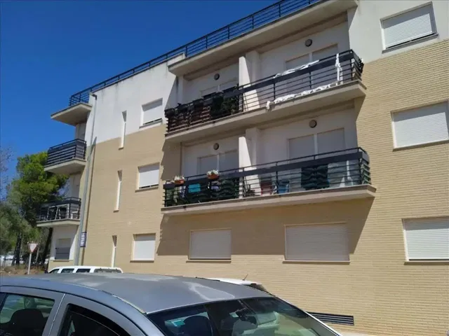 Cuisine; électroménager, parquet, lumière naturelle, style moderne