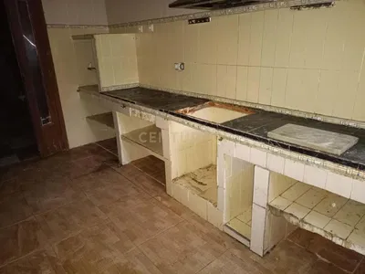 Хол; дървен под, естествена светлина, модерен стил