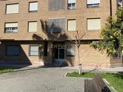 Kuchyňa; kuchynské spotrebiče, drevená podlaha, prirodzené svetlo, moderný štýl