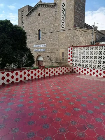 Kuchyně; kuchyňské spotřebiče, dřevěná podlaha, přirozené světlo, moderní styl