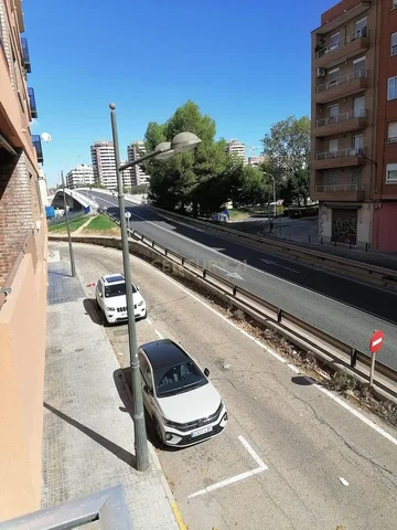 Kuchyně; kuchyňské spotřebiče, dřevěná podlaha, přirozené světlo, moderní styl