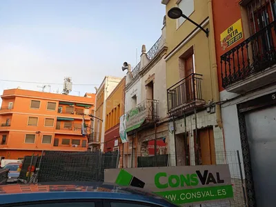 Кухня; кухненски уреди, дървен под, естествена светлина, модерен стил