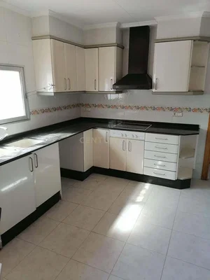 Cucina; elettrodomestici, pavimento in legno, luce naturale, stile moderno