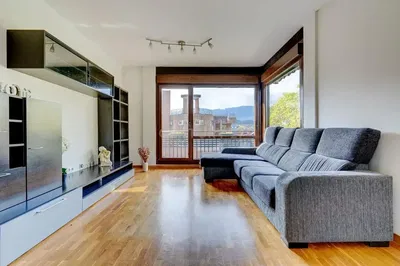 Salon; parquet, lumière naturelle, style moderne