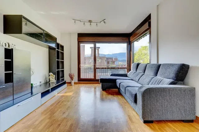 Salon; parquet, lumière naturelle, style moderne