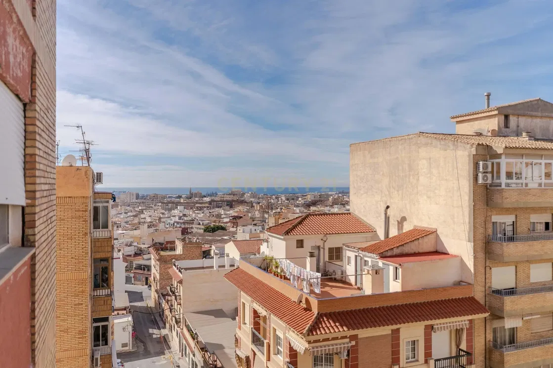 Woonkamer; houten vloer, natuurlijk licht, moderne stijl