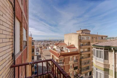 Keuken; keukenapparatuur, houten vloer, natuurlijk licht, moderne stijl