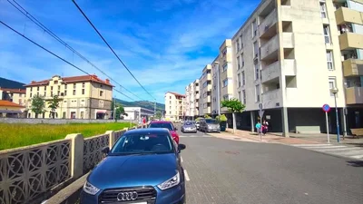 Kuchyně; kuchyňské spotřebiče, dřevěná podlaha, přirozené světlo, moderní styl