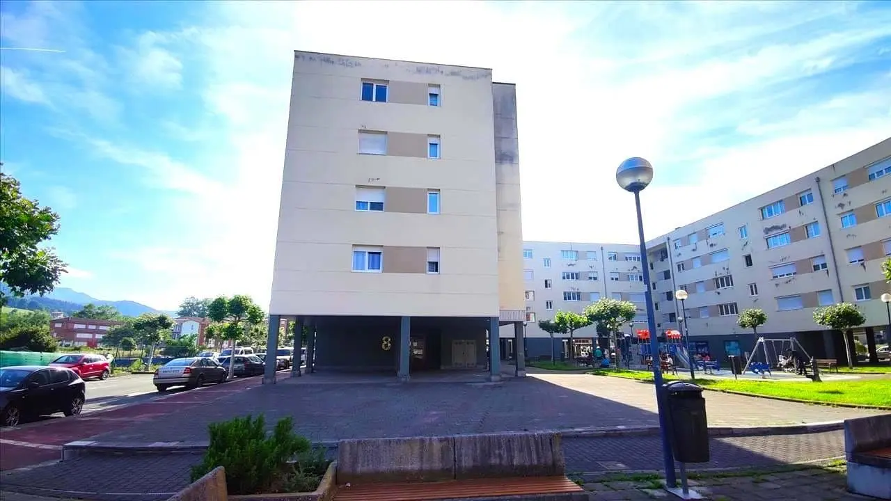Kuchyně; kuchyňské spotřebiče, dřevěná podlaha, přirozené světlo, moderní styl