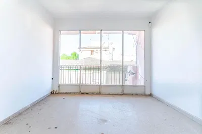 Salon; parquet, lumière naturelle, style moderne