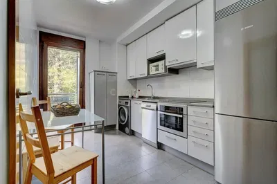 Keuken; keukenapparatuur, houten vloer, natuurlijk licht, moderne stijl