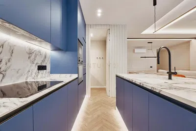 Obývačka; drevená podlaha, prirodzené svetlo, moderný štýl