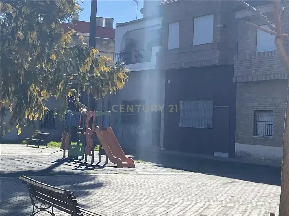 Kuchyňa; kuchynské spotrebiče, drevená podlaha, prirodzené svetlo, moderný štýl