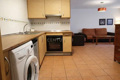 Cuisine; électroménager, parquet, lumière naturelle, style moderne