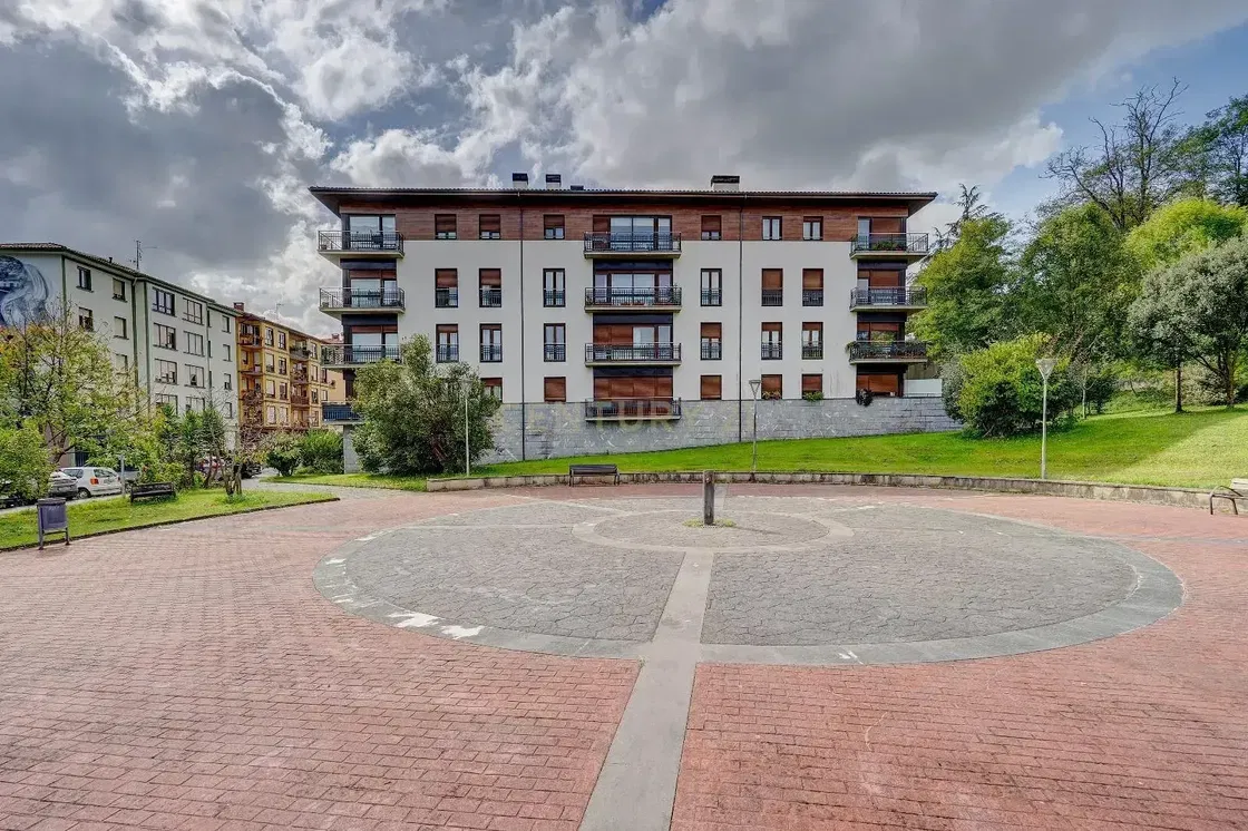 Keuken; keukenapparatuur, houten vloer, natuurlijk licht, moderne stijl