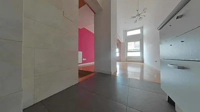 Obývací pokoj; dřevěná podlaha, přirozené světlo, moderní styl