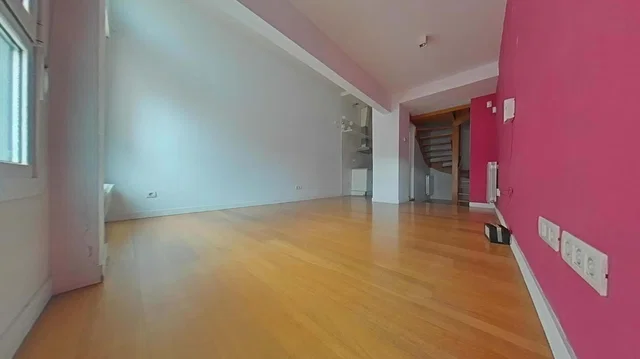 Obývačka; drevená podlaha, prirodzené svetlo, moderný štýl