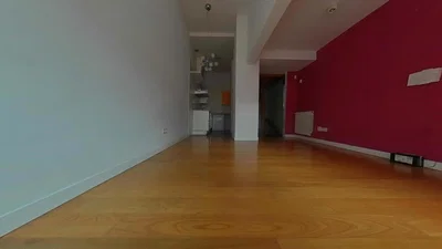 Kuchyně; kuchyňské spotřebiče, dřevěná podlaha, přirozené světlo, moderní styl