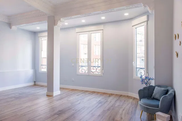 Κουζίνα; συσκευές κουζίνας, ξύλινο πάτωμα, φυσικό φως, μοντέρνο στυλ