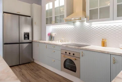 Keuken; keukenapparatuur, houten vloer, natuurlijk licht, moderne stijl