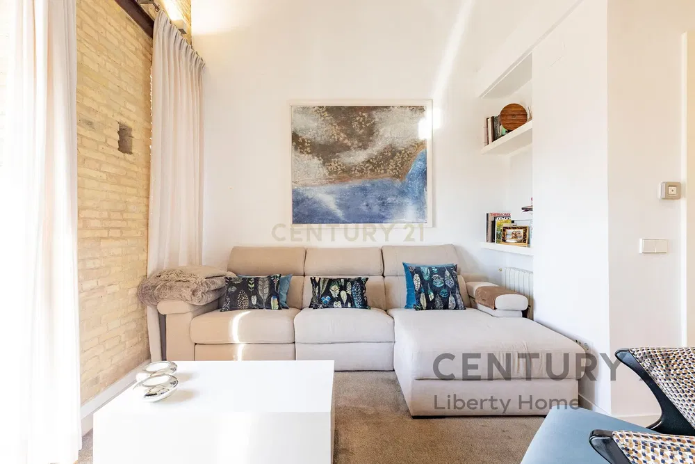 Κουζίνα; συσκευές κουζίνας, ξύλινο πάτωμα, φυσικό φως, μοντέρνο στυλ