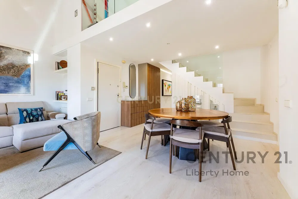 Σαλόνι; ξύλινο πάτωμα, φυσικό φως, μοντέρνο στυλ