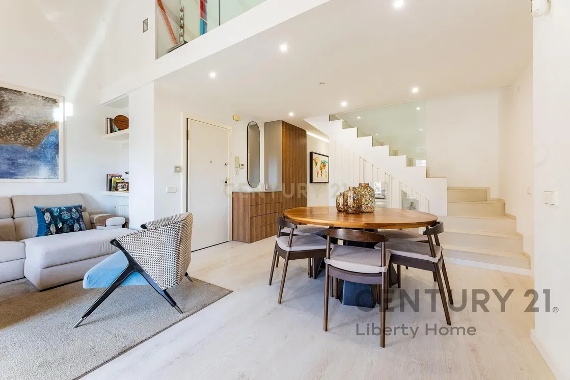 Σαλόνι; ξύλινο πάτωμα, φυσικό φως, μοντέρνο στυλ