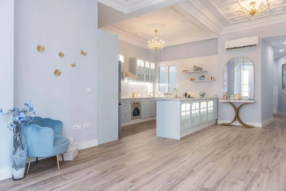 Κουζίνα; συσκευές κουζίνας, ξύλινο πάτωμα, φυσικό φως, μοντέρνο στυλ