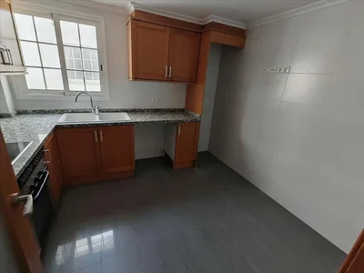 Soggiorno; pavimento in legno, luce naturale, stile moderno