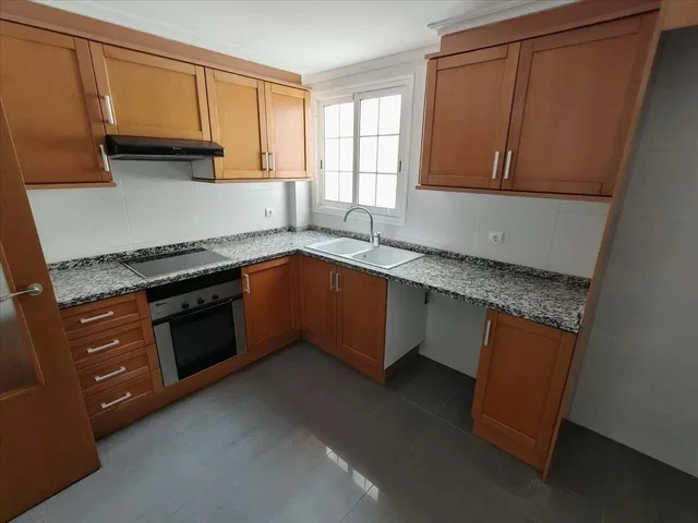 Cucina; elettrodomestici, pavimento in legno, luce naturale, stile moderno