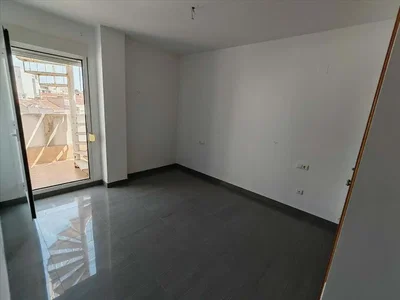 Cucina; elettrodomestici, pavimento in legno, luce naturale, stile moderno