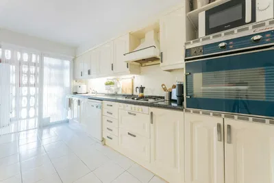 Σαλόνι; ξύλινο πάτωμα, φυσικό φως, μοντέρνο στυλ